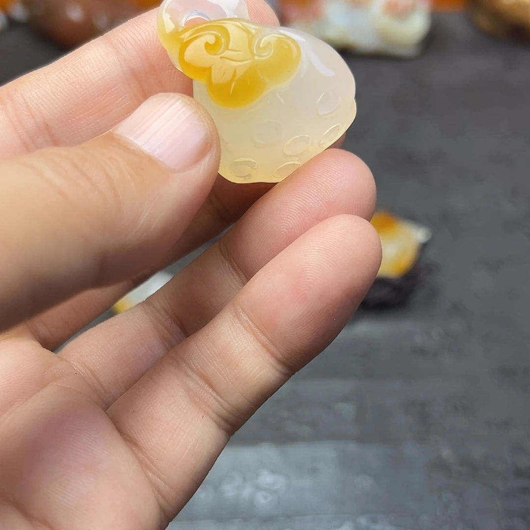 和***尘玛瑙/玉髓未镶嵌时尚潮流手把件吊坠