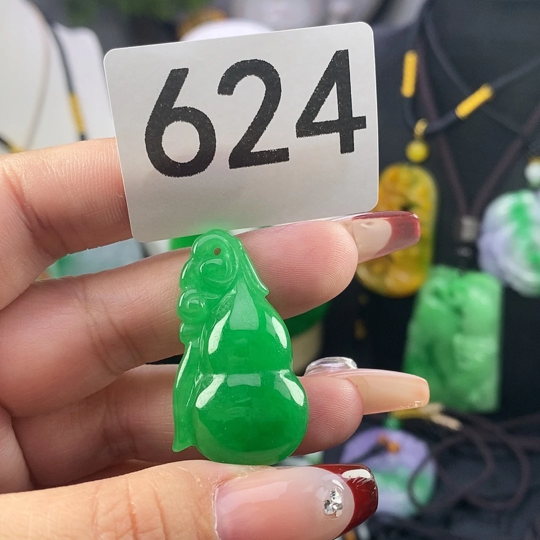 翡翠未镶嵌吊坠(赠链)