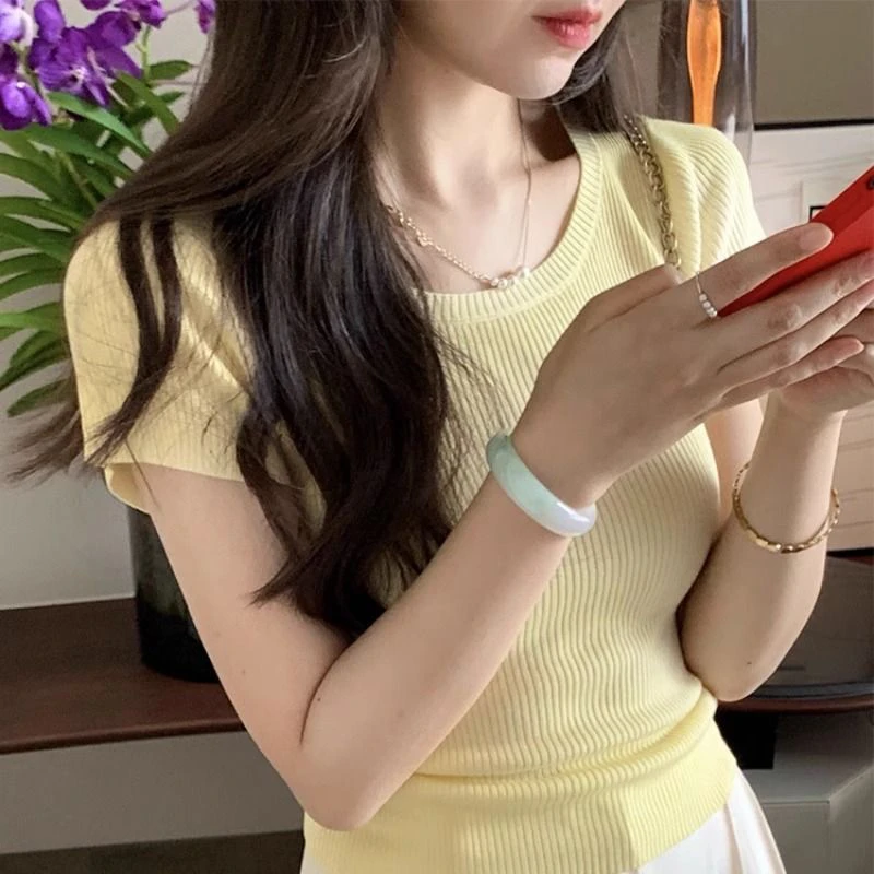 奶黄色圆领针织短袖t恤女夏季新款修身显瘦短款冰丝正肩打底上衣
