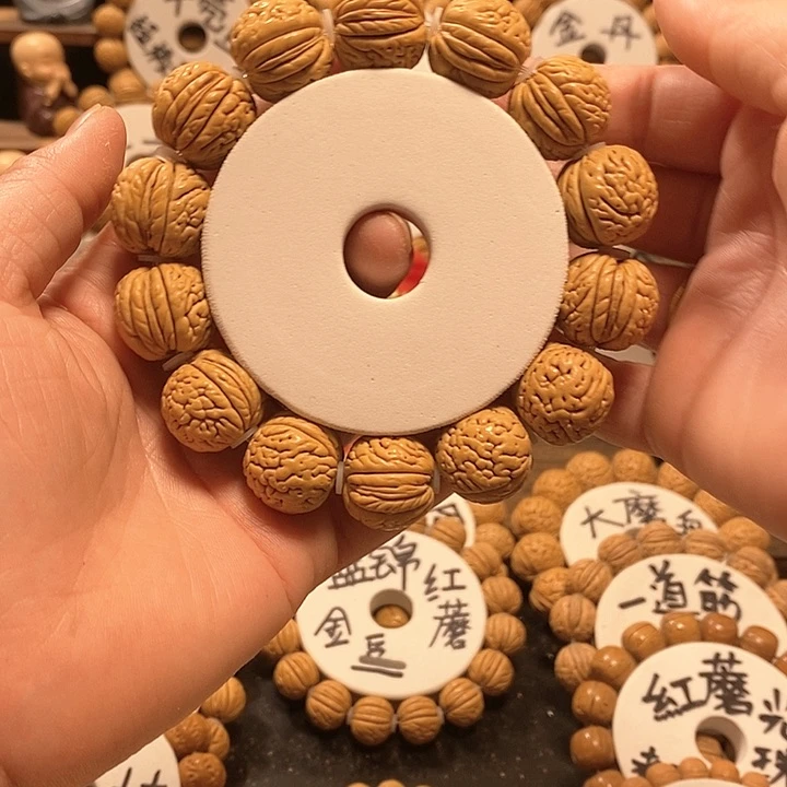 【闪购商品】?****般桃核虎皮核桃手串