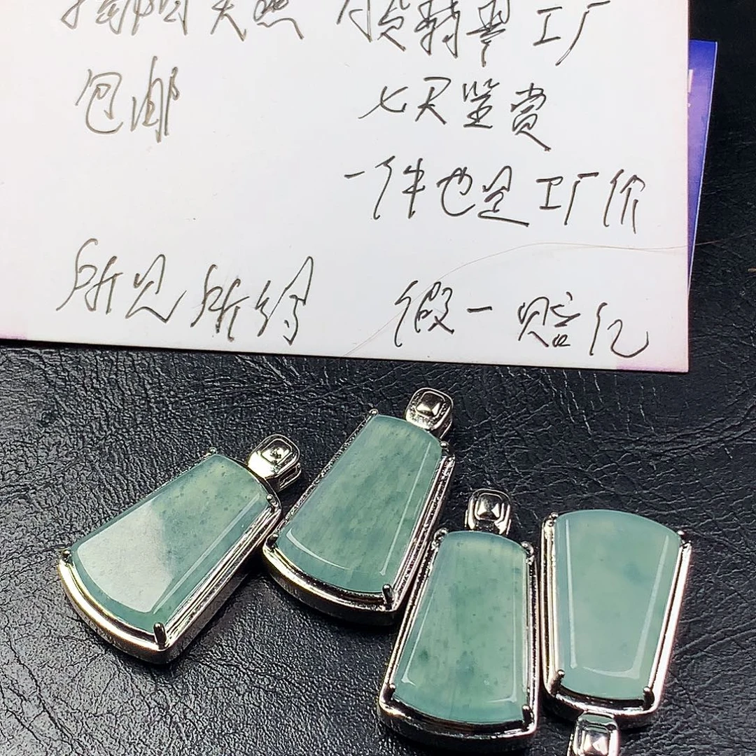 翡翠未镶嵌颈饰无事牌