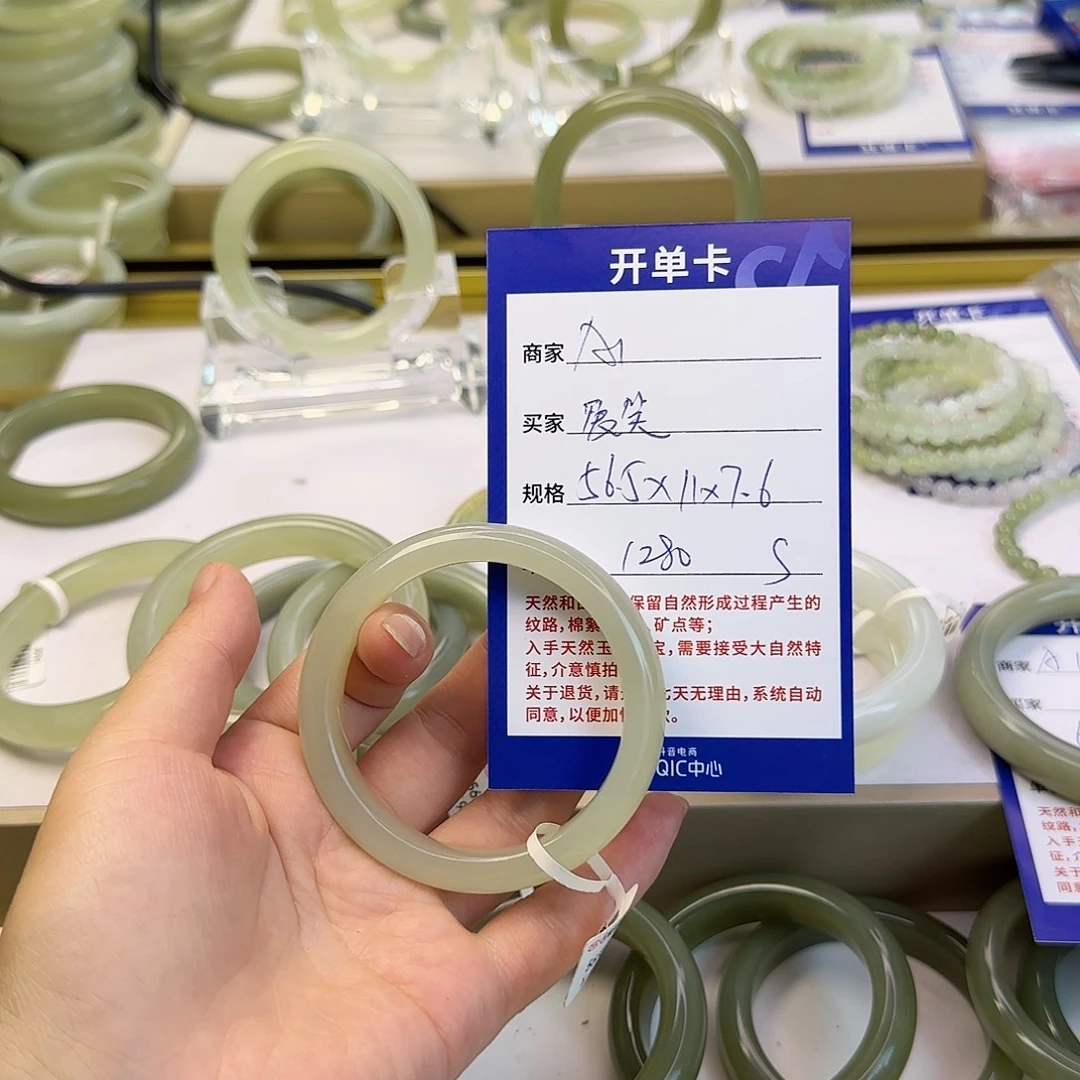 爱***女和田玉手镯未镶嵌