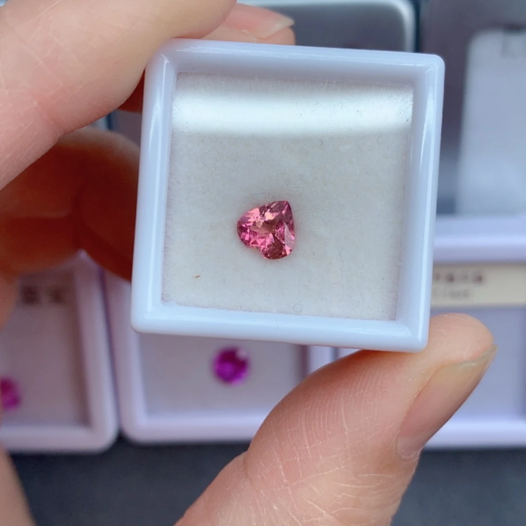 未镶嵌0.7克拉裸石红色碧玺