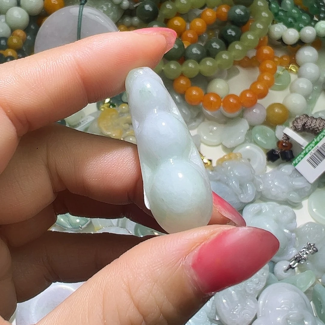 翡翠未镶嵌颈饰富贵