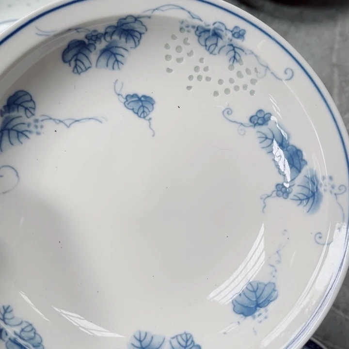 青花玲珑8寸窝盘葡萄