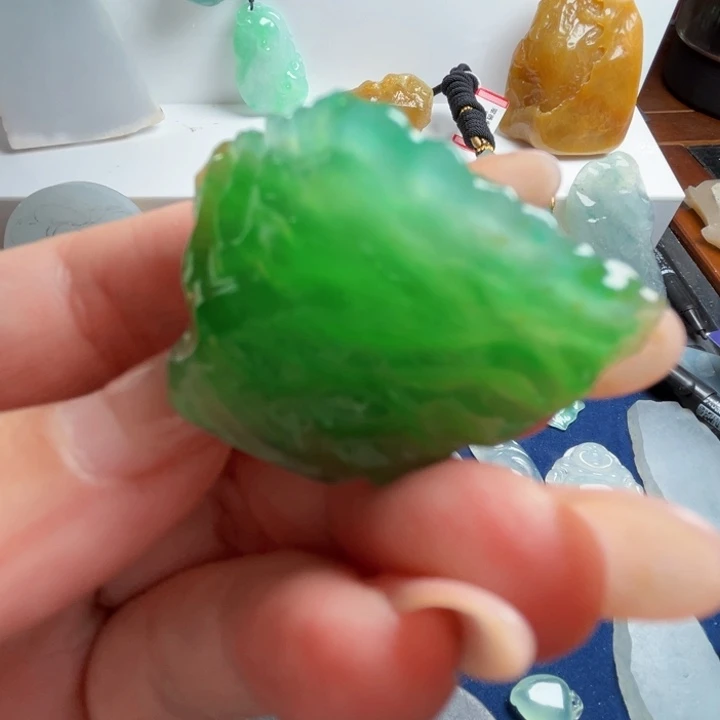 翡翠未镶嵌颈饰冰绿裸石