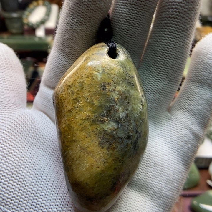 未镶嵌岫岩河磨玉（透闪石质玉）把件