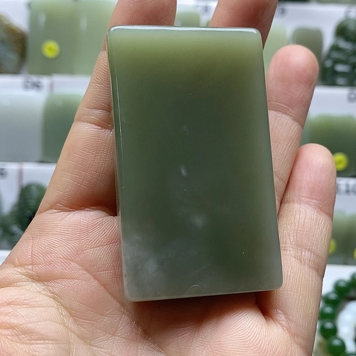 和田玉未镶嵌颈饰小**草