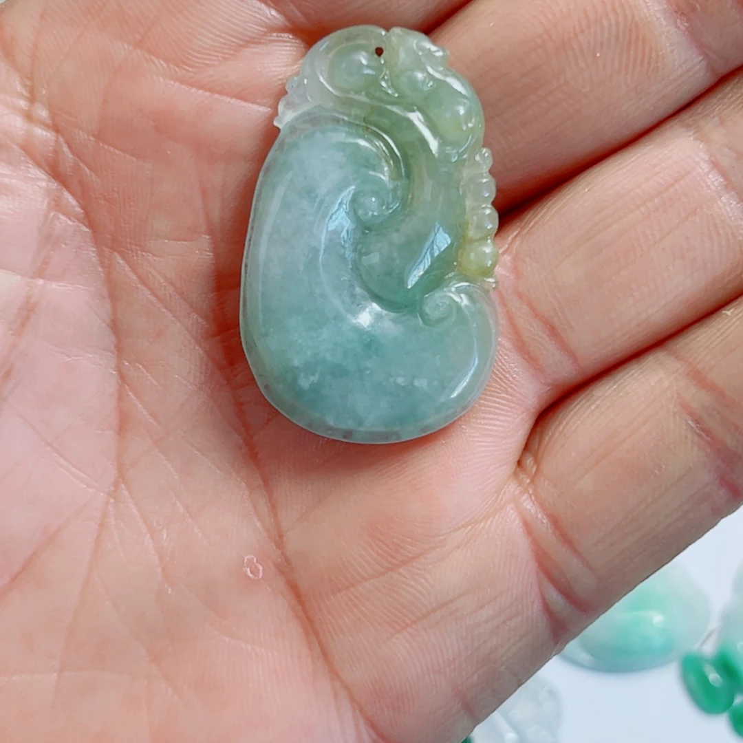 翡翠未镶嵌颈饰如意
