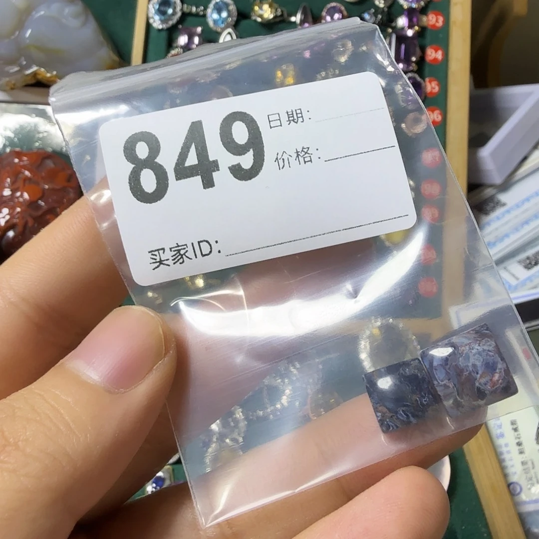 满***y石英质玉未镶嵌颈饰