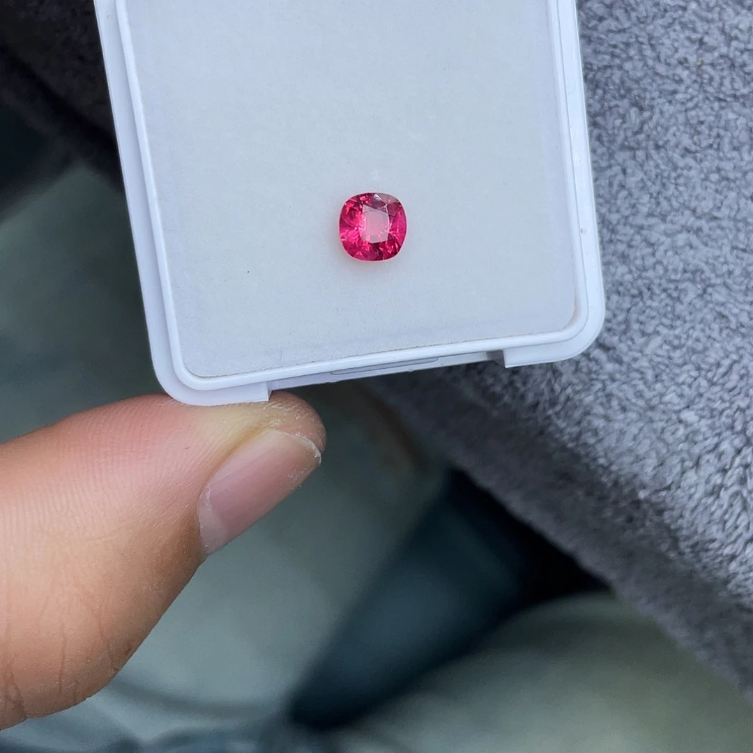 裸石尖晶石0.81Ct。