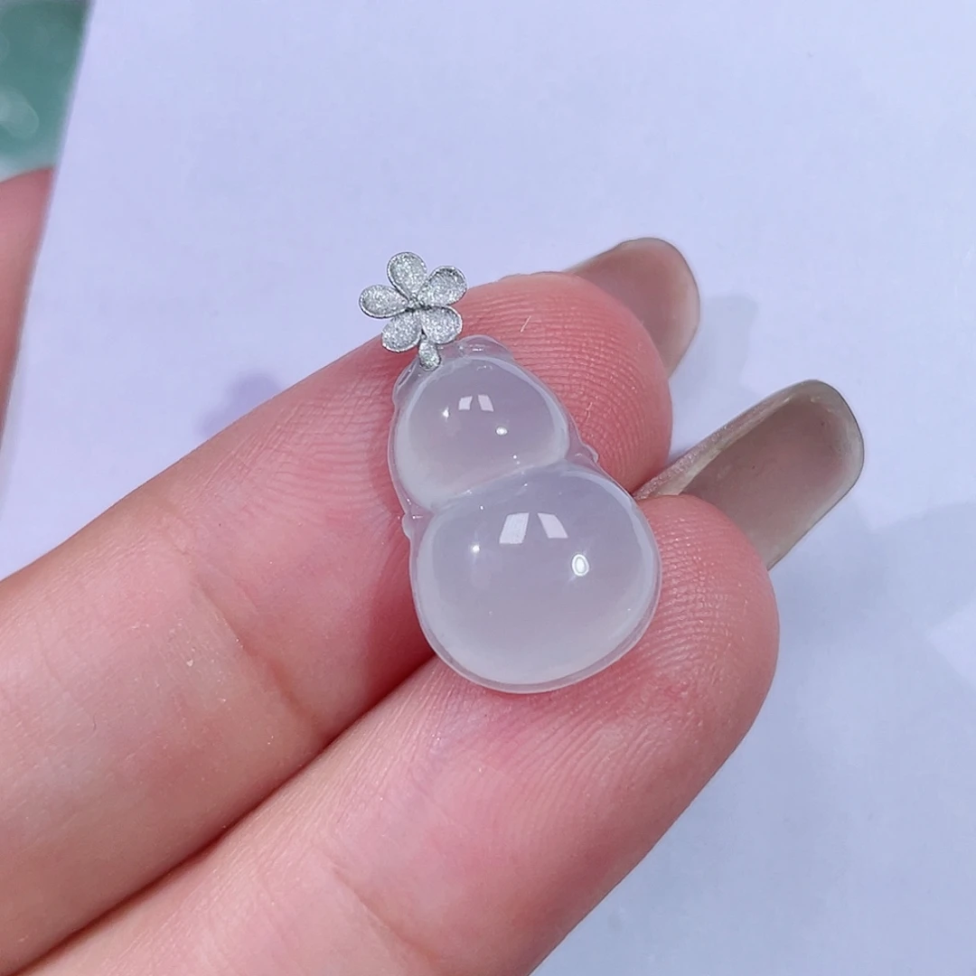 翡翠18K金镶嵌颈饰葫芦