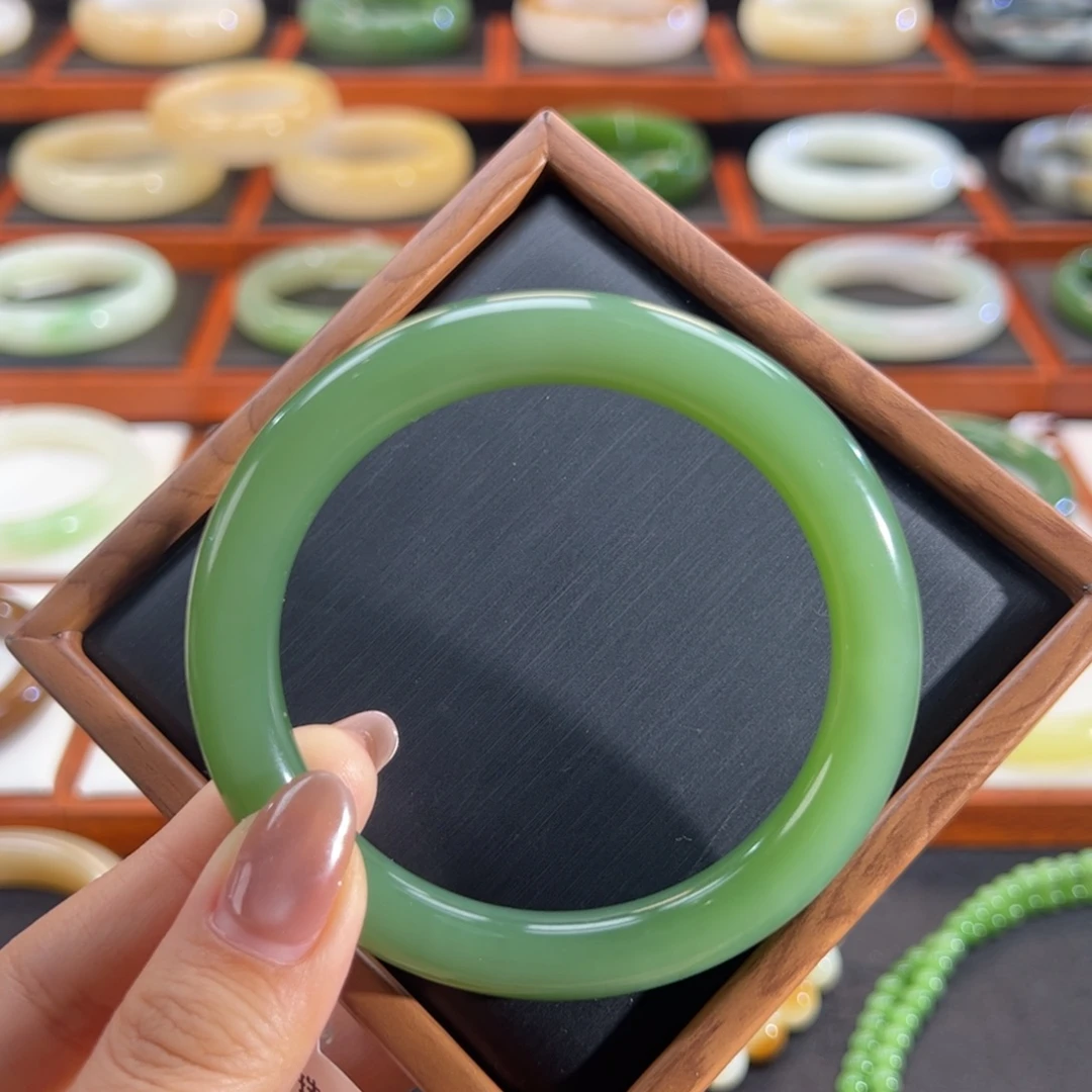 和田玉（碧玉）未镶嵌手镯粉阳绿