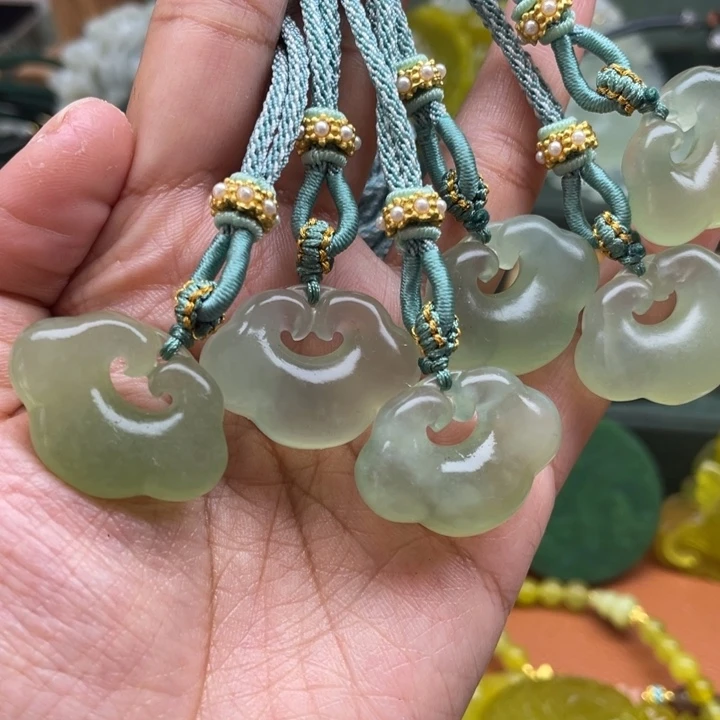 蛇纹石玉合金吊坠