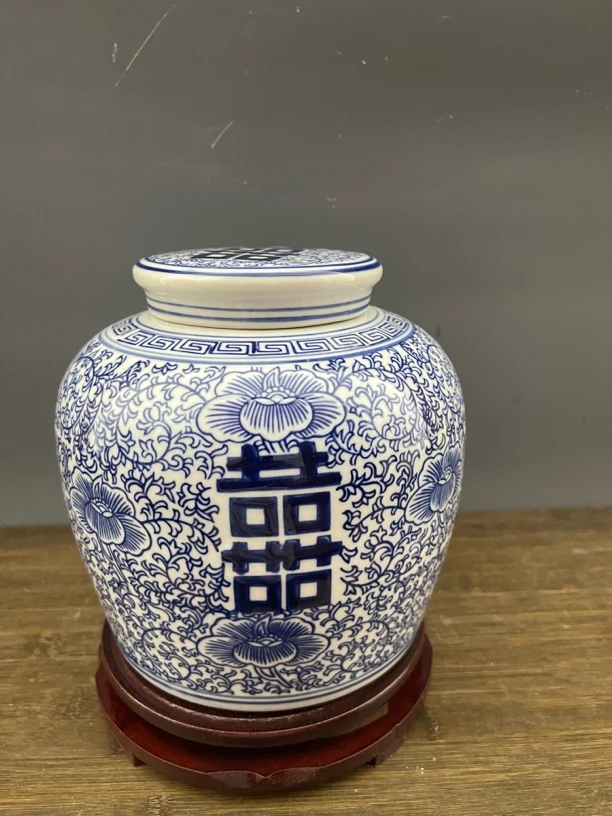 青花陶瓷喜字罐茶叶罐