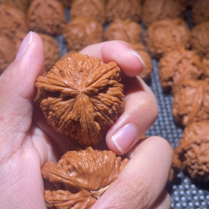 小***.吊坠桃核小妹三棱