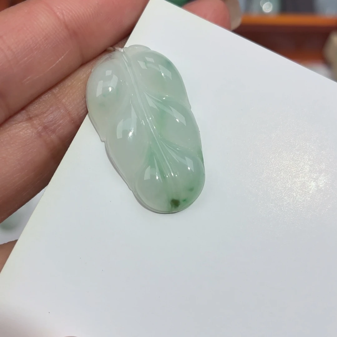 翡翠未镶嵌颈饰叶子吊坠