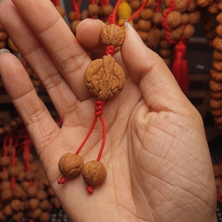 木质类龙纹桃枭挂件