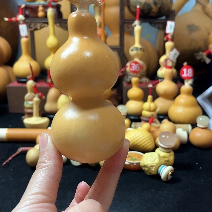伍*妞葫芦丝老师在讲台前讲故事