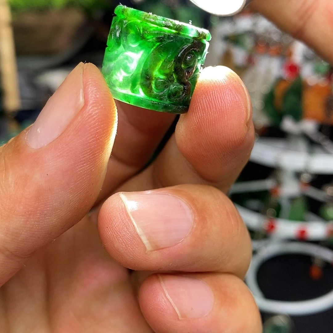 翡翠未镶嵌颈饰漂亮美眉