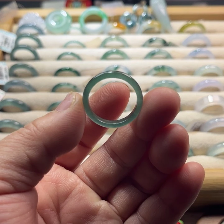 翡翠未镶嵌戒指蓝水