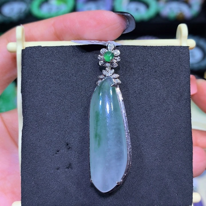 翡翠18K金镶嵌颈饰翡翠