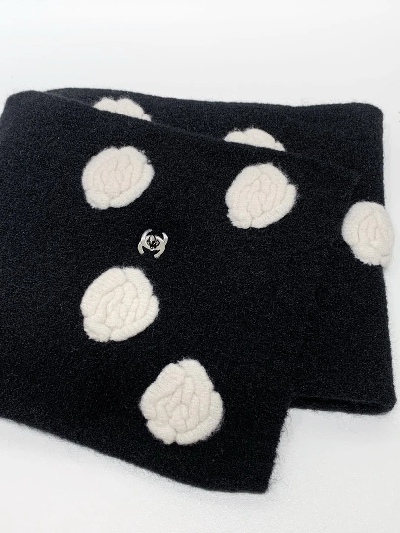 99新 Chanel/香奈儿 Chanel 白色山茶花书包扣围巾18589579