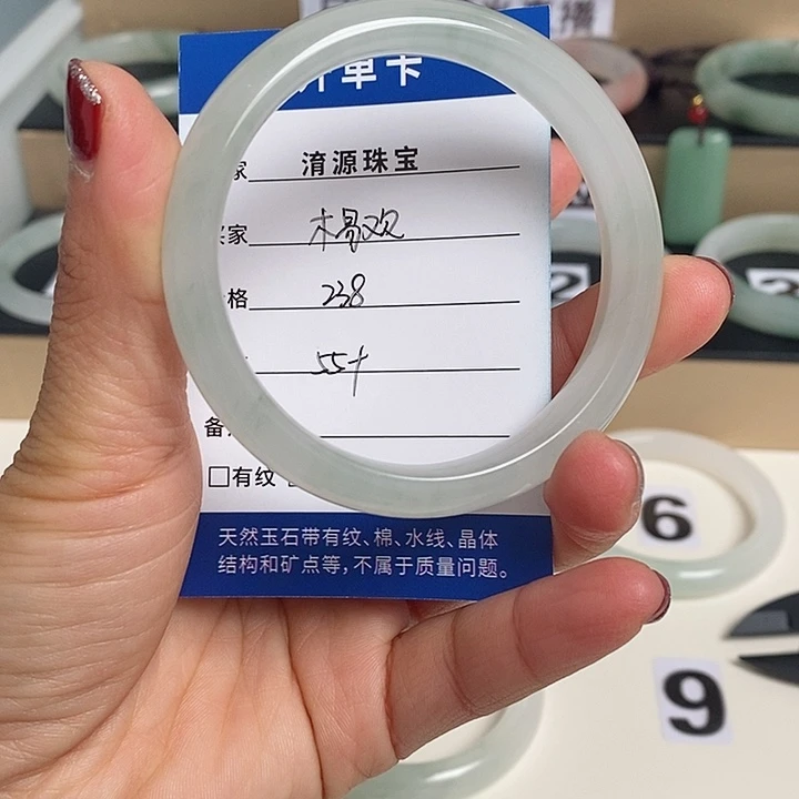 石英质玉（金丝玉）手镯未镶嵌木**?