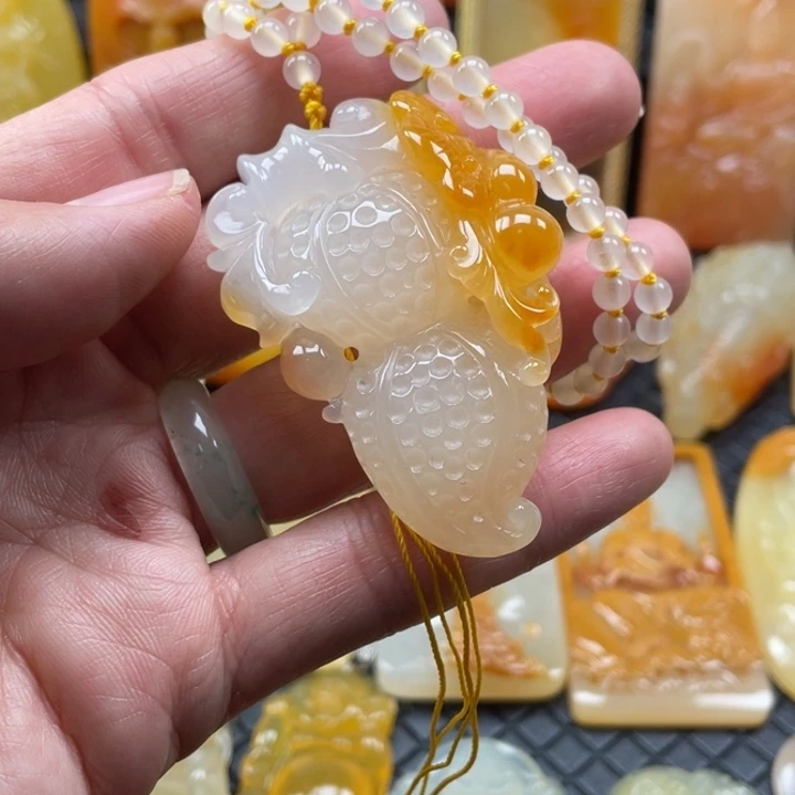 石英质玉（黄龙玉）颈饰未镶嵌辉*