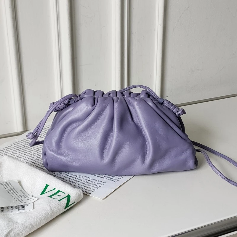 95新 BOTTEGA VENETA/葆蝶家 Azul香芋紫牛皮云朵mini斜挎包50218