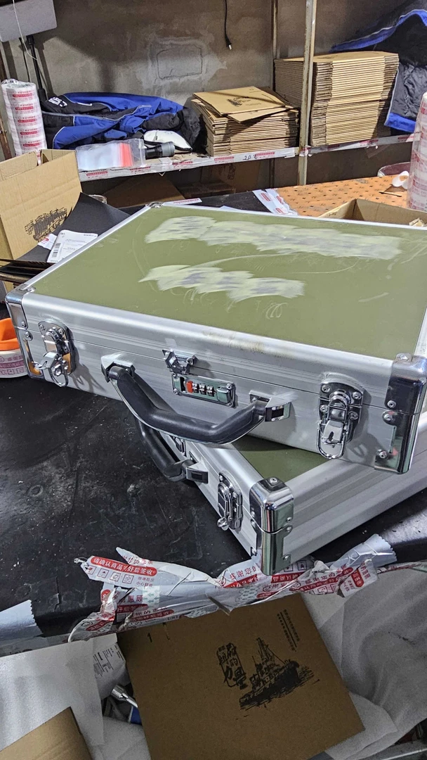 内部绿色箱子一个重量6斤