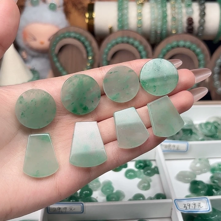 石英质玉（非洲翠）未镶嵌颈饰