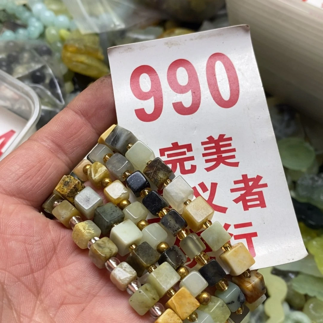 蛇纹石玉挂坠未镶嵌