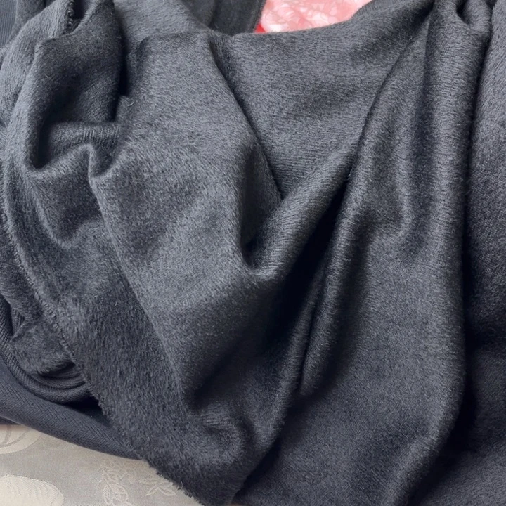 无纺布混纺黑色人造毛1米。