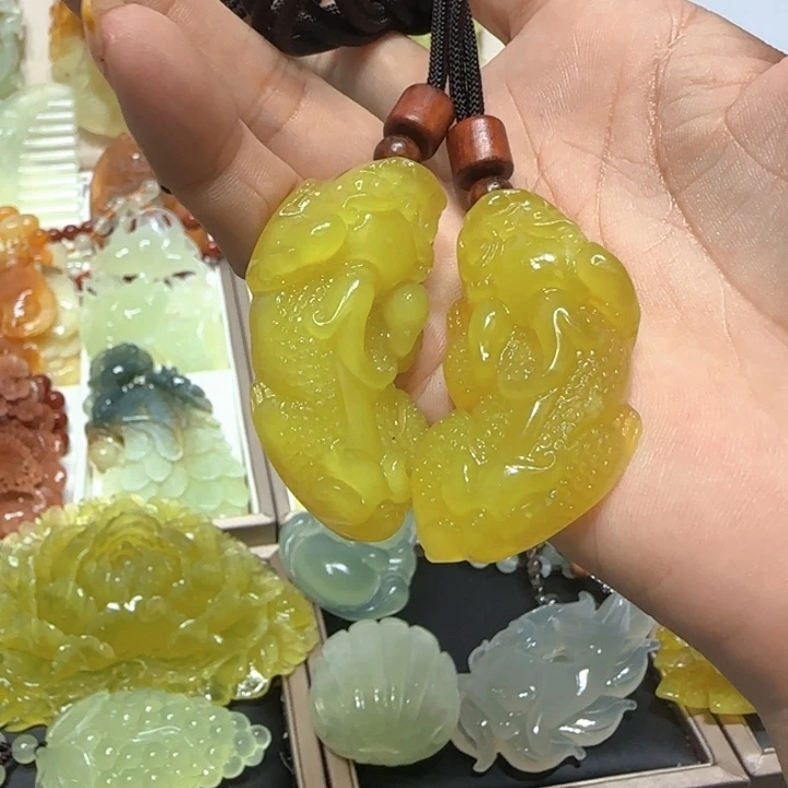 未镶嵌蛇纹石玉吊坠
