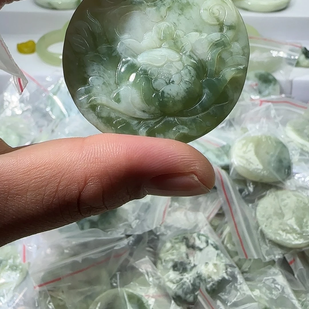 透闪石-蛇纹石玉未镶嵌颈饰