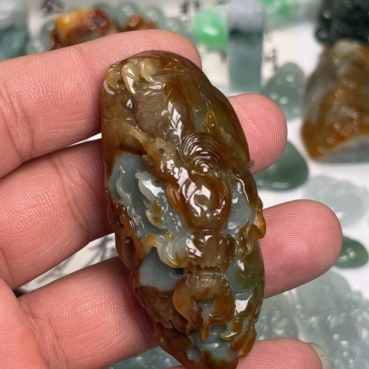 翡翠未镶嵌颈饰龙