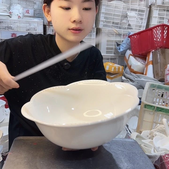 碟微瑕产品………花朵汤碗一个