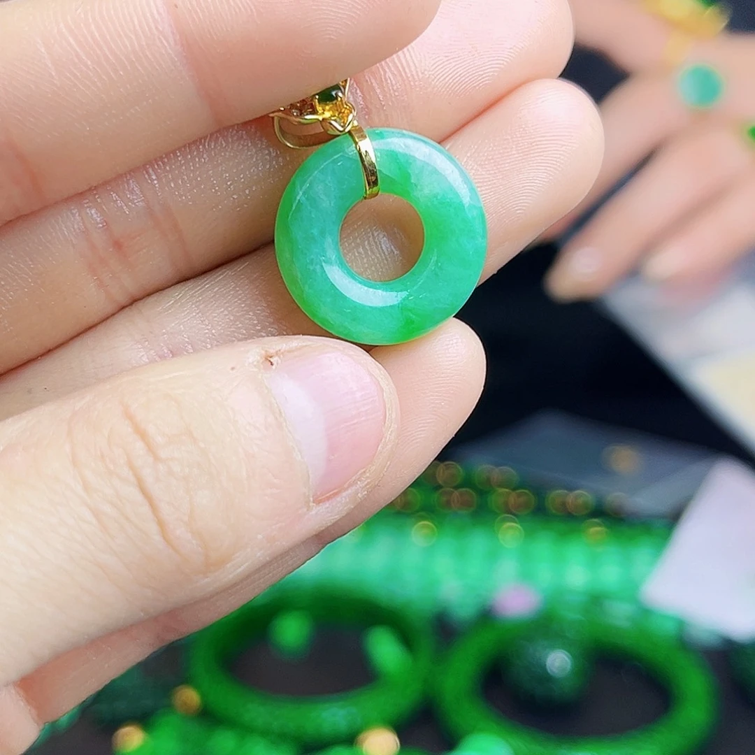 颈饰18K金镶嵌翡翠多样性