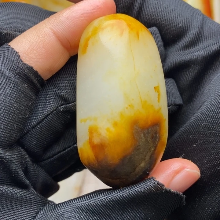 和田玉未镶嵌把件