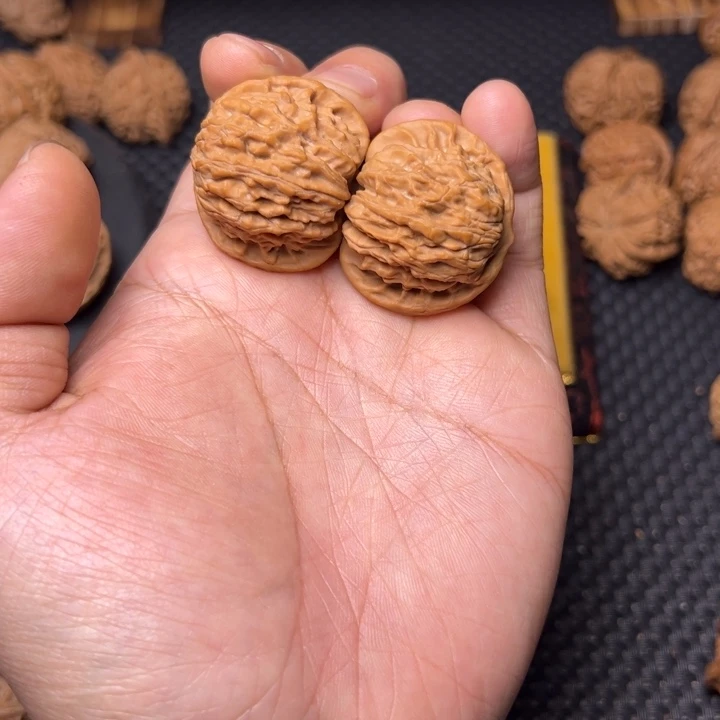 文玩核桃吊坠红豆