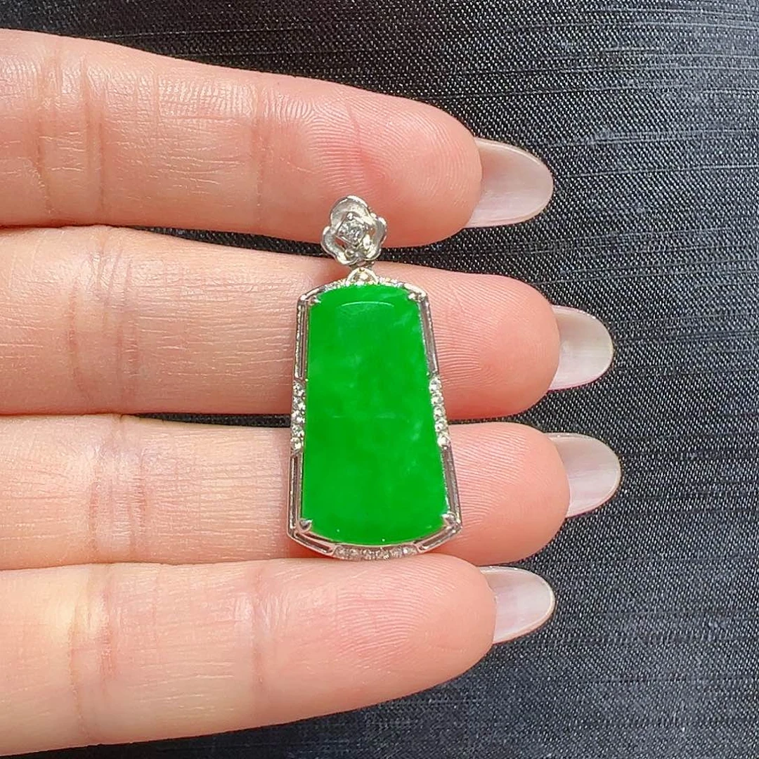 翡翠颈饰18K金镶嵌无事牌吊坠