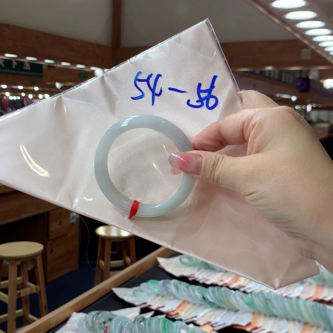 翡翠手镯未镶嵌翡翠