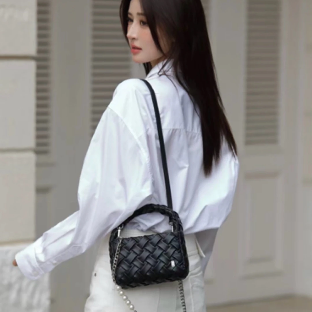 女士真皮编织链条包，气质潮流轻奢款时尚百搭，材质柔软手提斜挎。