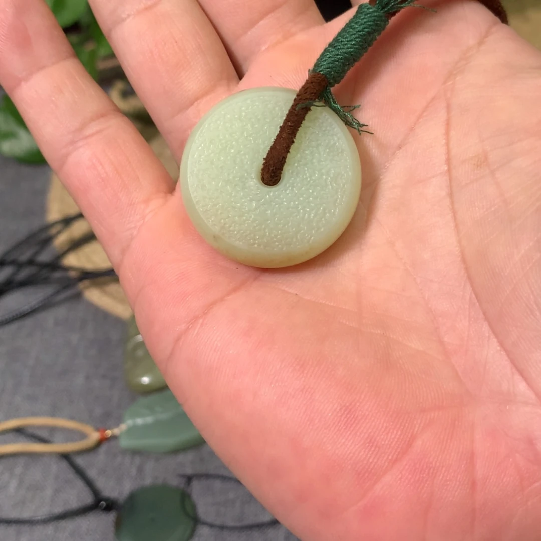 【闪购商品】岫岩老玉（透闪石质玉）未镶嵌颈饰丽****