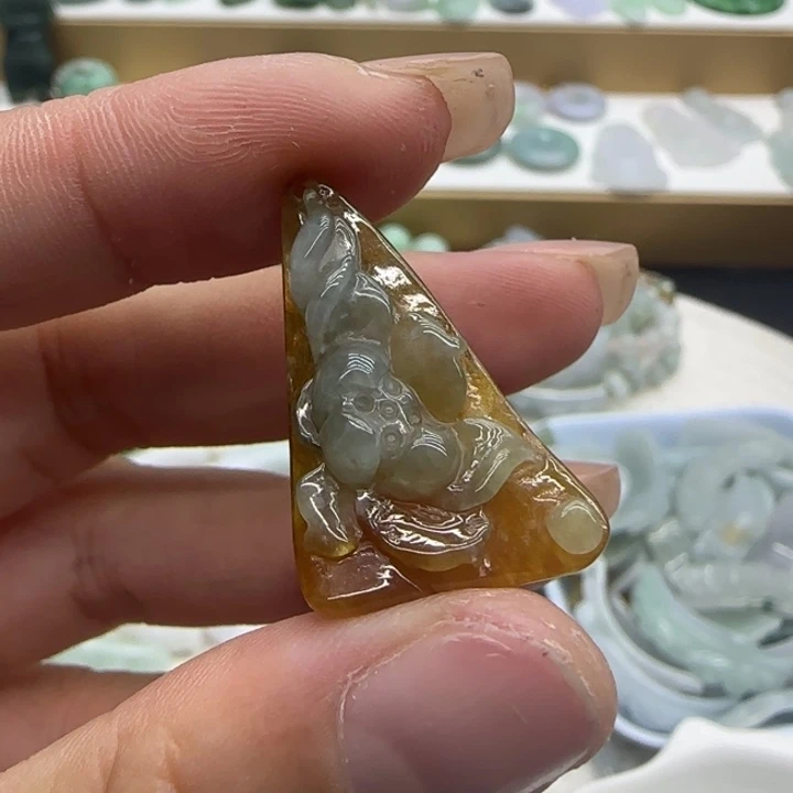 翡翠未镶嵌颈饰莲花