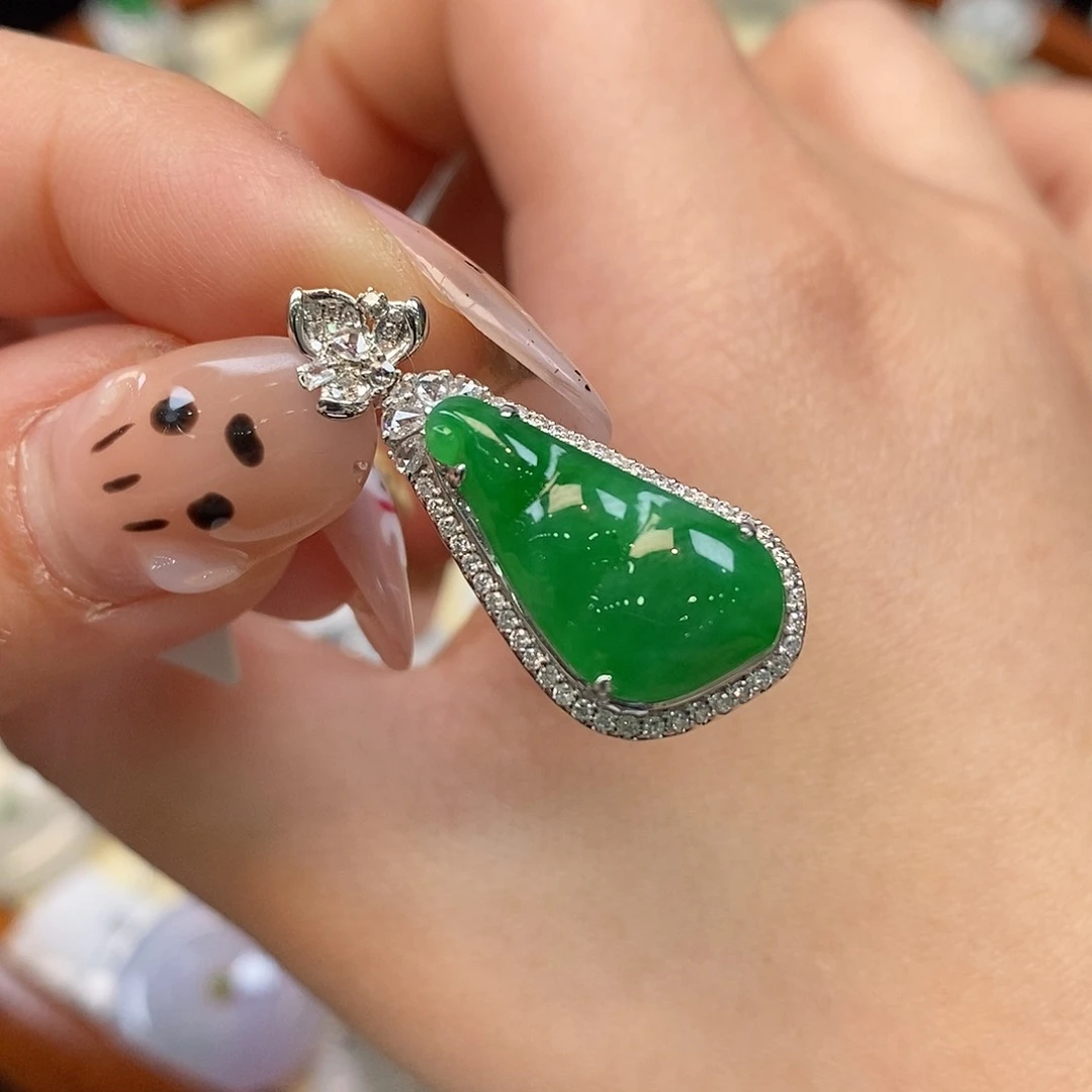 翡翠吊坠(不含链)18K金镶嵌四季豆