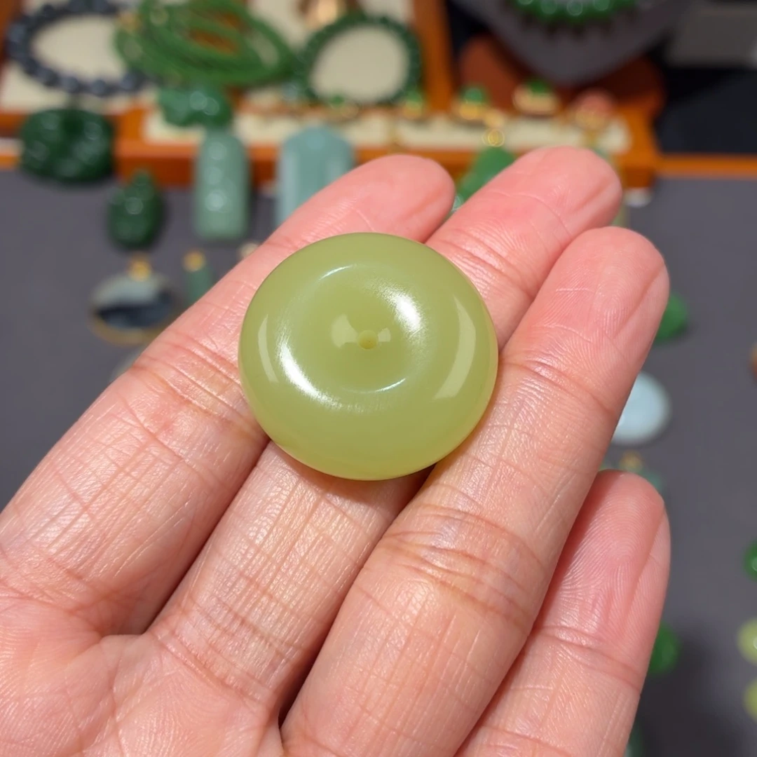 小***伤和田玉未镶嵌颈饰