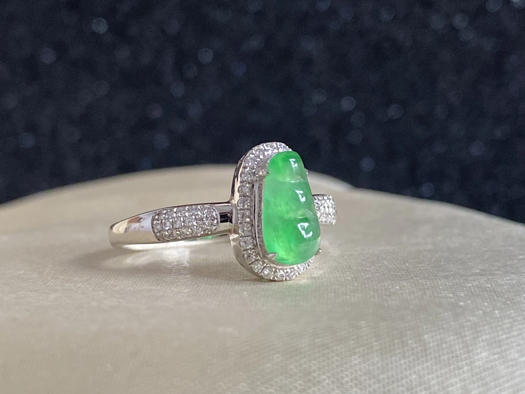 四季平安18K金镶嵌绿福豆翡翠戒指连中三元