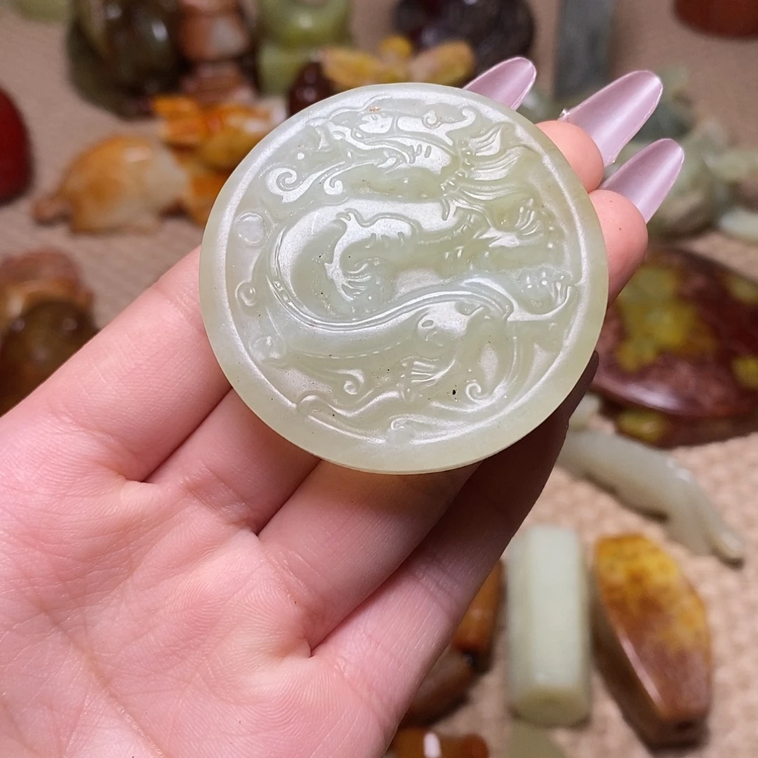 蛇纹石玉足铂镶嵌颈饰